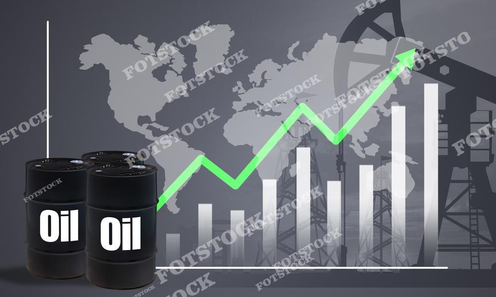 На фотографии изображены черные бочки с нефтью на фоне карты мира и графика с восходящей зеленой линией. Этот визуальный образ символизирует рост мировых цен на нефть и улучшение ситуации на рынке. Буровые установки и графики подчеркивают важность нефтяной отрасли для мировой экономики и энергетической безопасности.